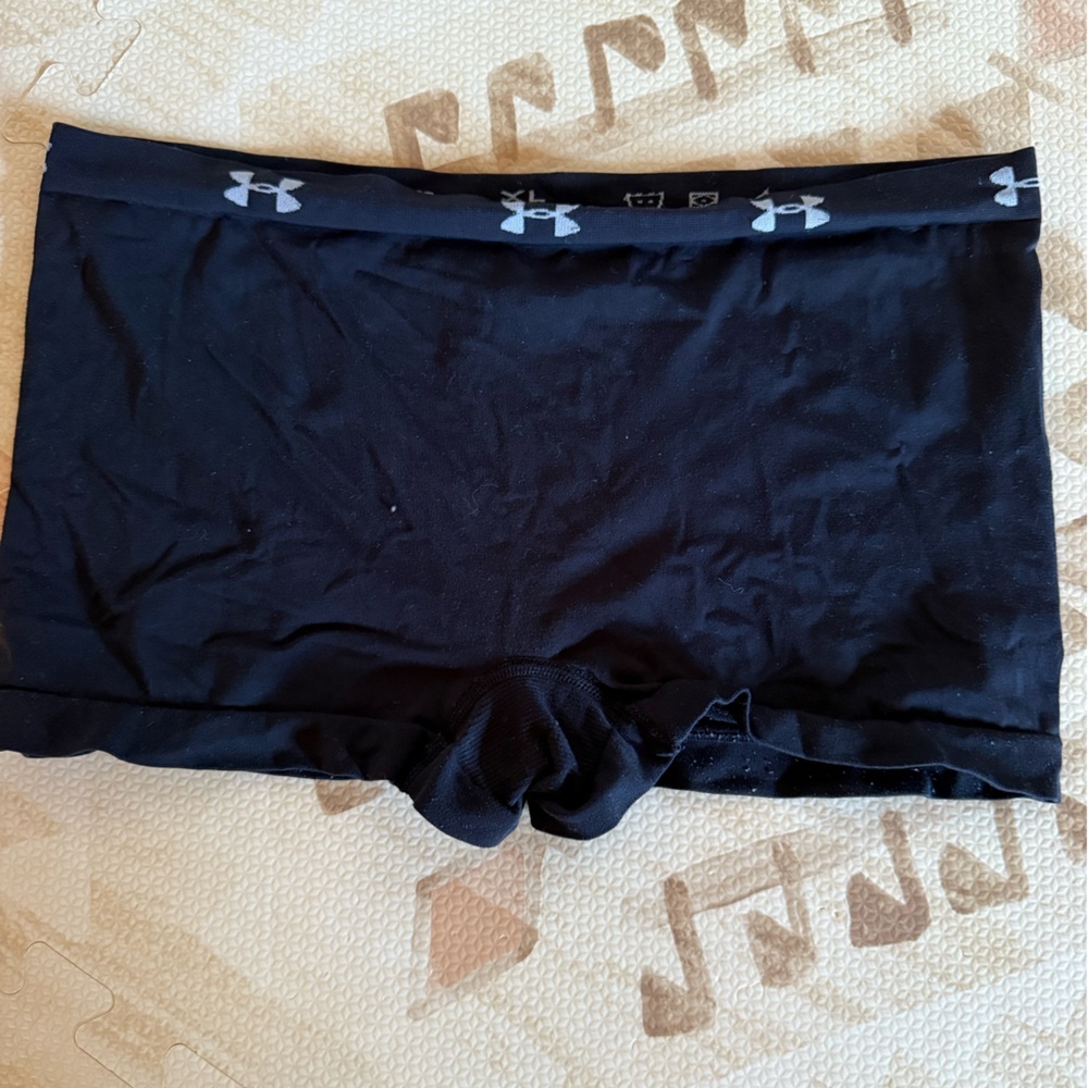 Under armor‎ youth extra large workout shorts​